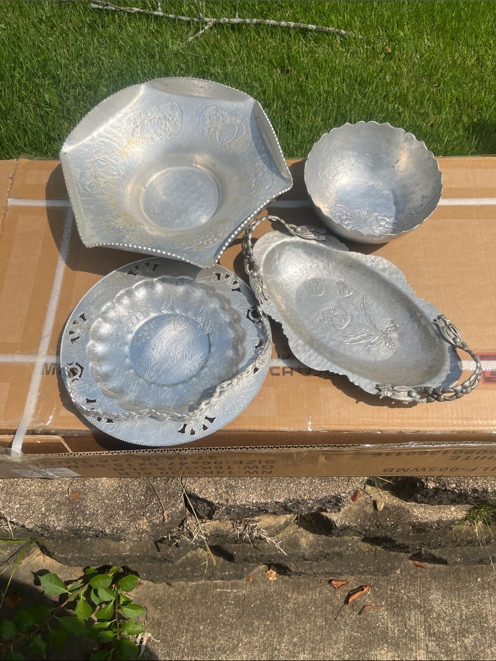 Decorative Silver-Tone Serving Bowl Set - Elegant Floral Accent